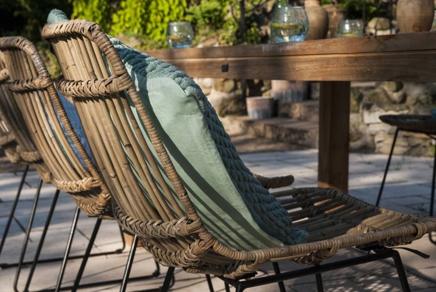 Stół i krzesła na taras – solidne i modne meble do Twojego ogrodu