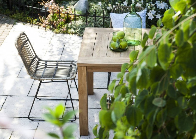 Stół ogrodowy drewniany – klasyka zawsze na czasie