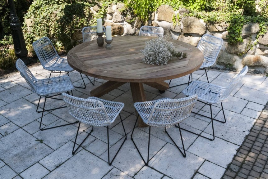 Stół na taras drewniany – ponadczasowy klasyk w ogrodzie