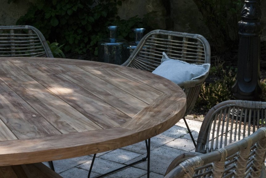 Stół –  teak królem w modnych ogrodzie